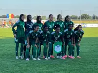 La selección femenina de Arabia Saudí posando sobre el césped antes de un partido contra Moldavia en 2024.