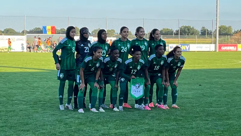 La selección femenina de Arabia Saudí posando sobre el césped antes de un partido contra Moldavia en 2024.