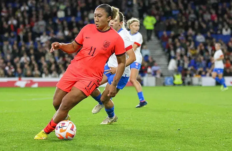 Lauren James durante un partido internacional con la selección de Inglaterra en 2022.