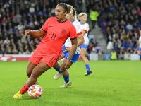 Lauren James durante un partido internacional con la selección de Inglaterra en 2022.