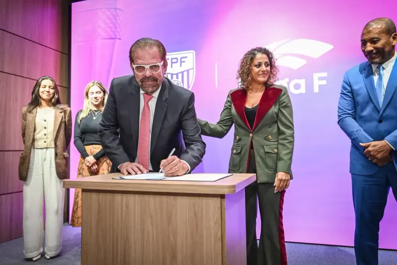 Firma del acuerdo entre la Federación Paulista de Fútbol y Liga F, en la sede de la federación brasileña en São Paulo.