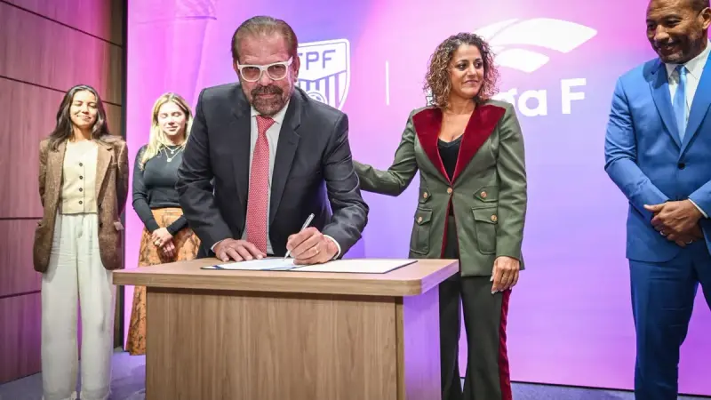 Firma del acuerdo entre la Federación Paulista de Fútbol y Liga F, en la sede de la federación brasileña en São Paulo.