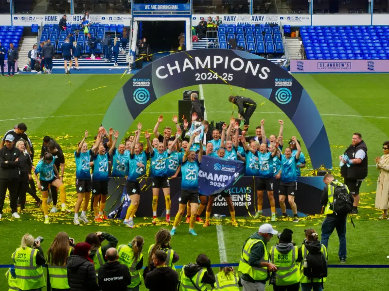 El London City Lionesses celebra el título de la Women's Championship 2024-25, el que lo ascendió a la WSL.