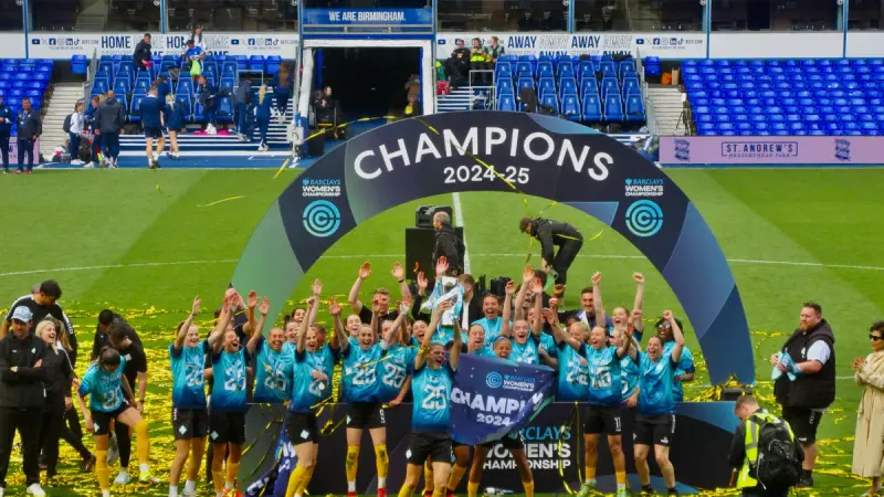 El London City Lionesses celebra el título de la Women's Championship 2024-25, el que lo ascendió a la WSL.