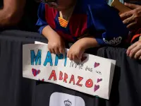 Una niña con la camiseta del Barça pide un abrazo a Mapi León en la recepción a las campeonas de Europa: la defensa que ahora deja el club es ya ídolo de toda una generación.