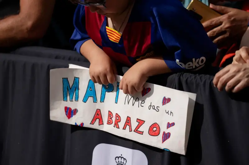 Una niña con la camiseta del Barça pide un abrazo a Mapi León en la recepción a las campeonas de Europa: la defensa que ahora deja el club es ya ídolo de toda una generación.