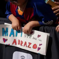 Una niña con la camiseta del Barça pide un abrazo a Mapi León en la recepción a las campeonas de Europa: la defensa que ahora deja el club es ya ídolo de toda una generación.