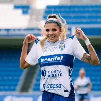 Natalia Ramos sujeta con las dos manos la camiseta del Costa Adeje Tenerife durante un partido.