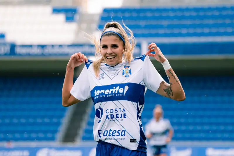 Natalia Ramos sujeta con las dos manos la camiseta del Costa Adeje Tenerife durante un partido.