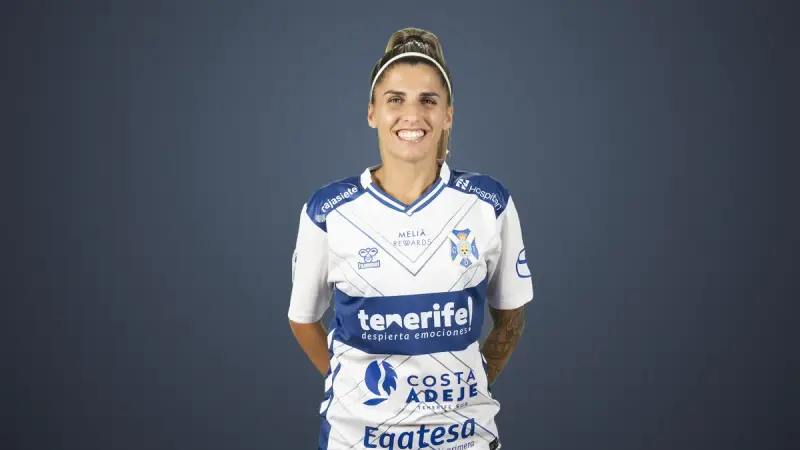 Natalia Ramos posando en una sesión oficial del Costa Adeje Tenerife.