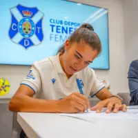 Noelia Salazar firma su nueva vinculación con el Costa Adeje Tenerife.