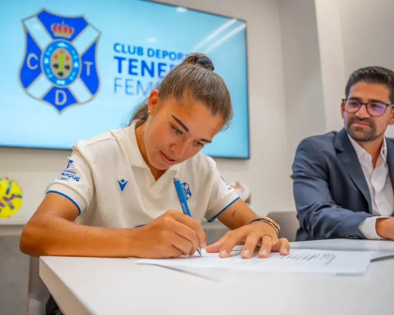 Noelia Salazar firma su nueva vinculación con el Costa Adeje Tenerife.