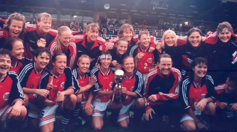 La selección de Noruega celebra con el trofeo tras proclamarse campeona del mundo en 1995.