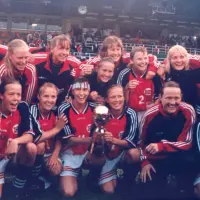 La selección de Noruega celebra con el trofeo tras proclamarse campeona del mundo en 1995.