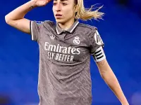 Olga Carmona saludando con el Real Madrid en la temporada 2024-2025.