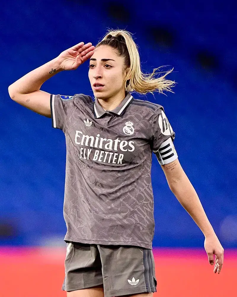 Olga Carmona saludando con el Real Madrid en la temporada 2024-2025.