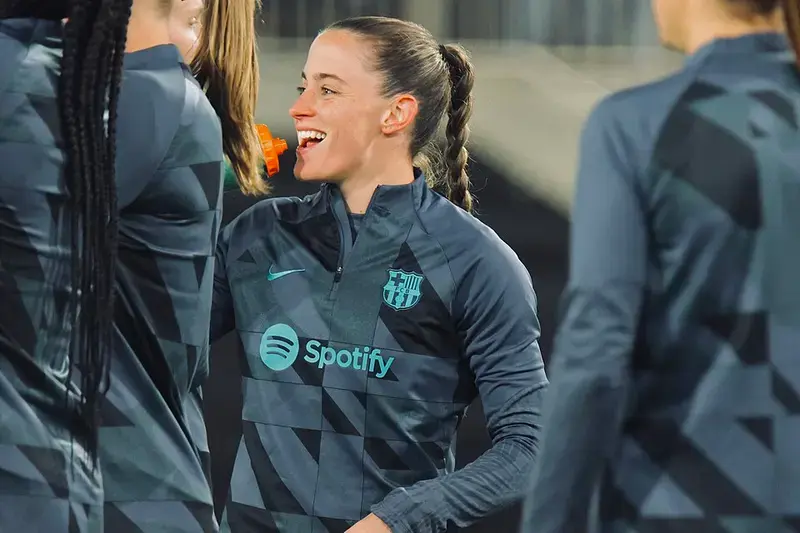 Ona Batlle calentando antes de un partido de Champions League con el FC Barcelona.