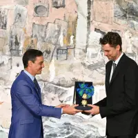 Pau Gasol recibe la Gran Cruz del Mérito Deportivo de manos del Gobierno de España.