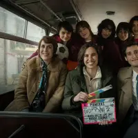 Marta Díaz de Lope, claqueta en mano, junto al reparto de 'Pioneras. Solo querían jugar' durante el rodaje.