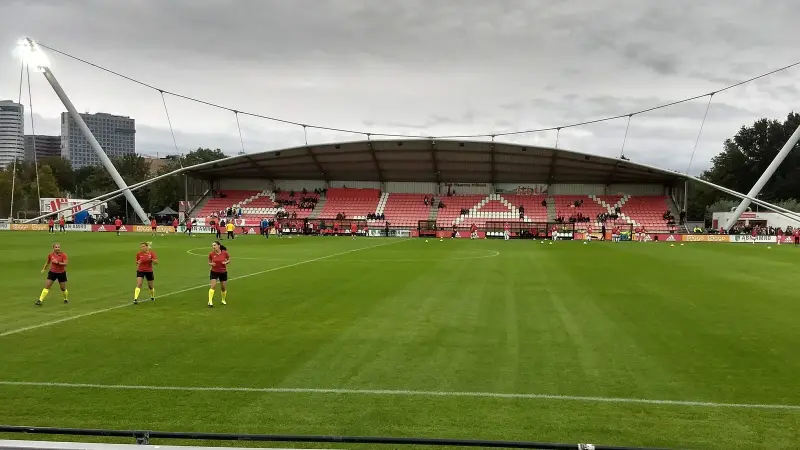 El equipo arbitral calienta en De Toekomst antes de un partido de Champions femenina del Ajax.