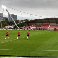 El equipo arbitral calienta en De Toekomst antes de un partido de Champions femenina del Ajax.