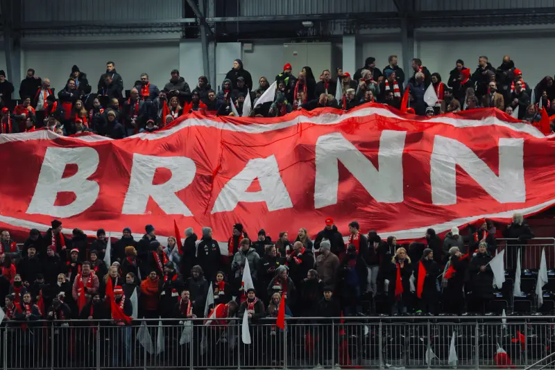 La afición del Brann despliega su pancarta en el Åsane Arena, en la ida de los cuartos de final de la Champions femenina.