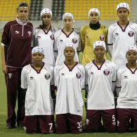 La selección femenina catarí, formada antes de un amistoso contra Kuwait en Doha. Mayo de 2012. Su último partido oficial llegaría dos años después.