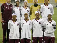 La selección femenina catarí, formada antes de un amistoso contra Kuwait en Doha. Mayo de 2012. Su último partido oficial llegaría dos años después.