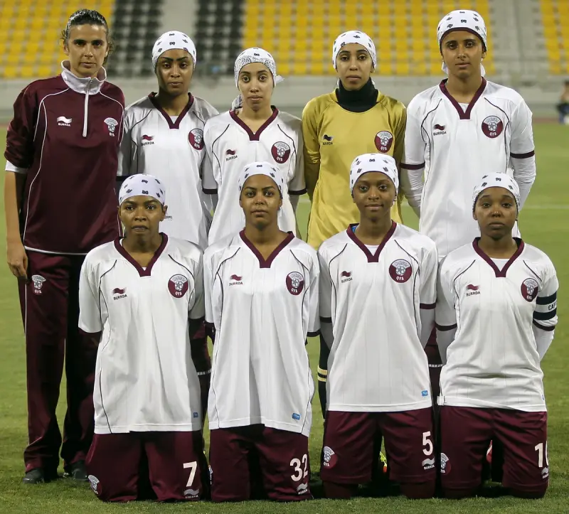 La selección femenina catarí, formada antes de un amistoso contra Kuwait en Doha. Mayo de 2012. Su último partido oficial llegaría dos años después.