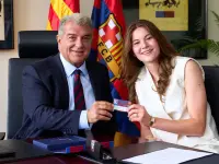 Renee van Asten, con el presidente Joan Laporta durante su presentación como jugadora del FC Barcelona.