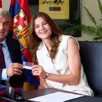 Renee van Asten, con el presidente Joan Laporta durante su presentación como jugadora del FC Barcelona.