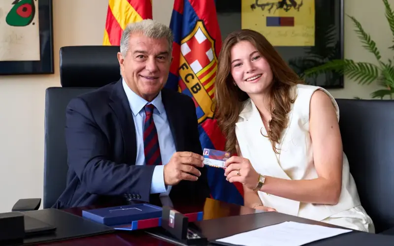 Renee van Asten, con el presidente Joan Laporta durante su presentación como jugadora del FC Barcelona.