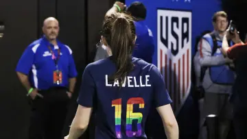 Rose Lavelle aprendió a jugar fuera de la multitud