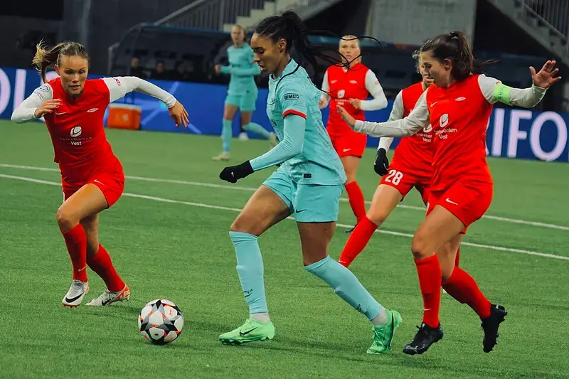 Salma Paralluelo frente a la defensa del SK Brann en la Champions League.
