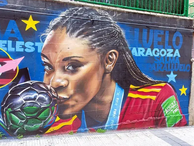 Mural urbano dedicado a Salma Paralluelo en Zaragoza.
