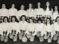 La selección femenina escocesa antes de su amistoso en el estadio de San Siro, Milán, 25 de septiembre de 1974. En la fila de atrás, primera por la derecha: Elsie Cook, la secretaria que dos años antes había pedido dinero prestado para comprar las camisetas. En la fila delantera, segunda por la derecha: Mary Carr, la que abrió el marcador en Ravenscraig.