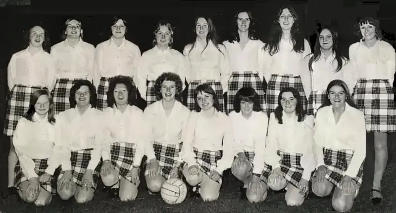 La selección femenina escocesa antes de su amistoso en el estadio de San Siro, Milán, 25 de septiembre de 1974. En la fila de atrás, primera por la derecha: Elsie Cook, la secretaria que dos años antes había pedido dinero prestado para comprar las camisetas. En la fila delantera, segunda por la derecha: Mary Carr, la que abrió el marcador en Ravenscraig.