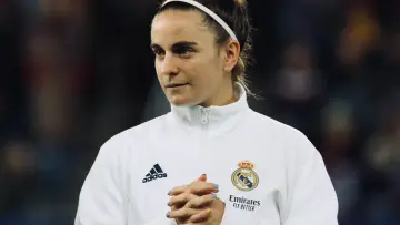 Teresa Abelleira aprendió a jugar antes de recibir el balón
