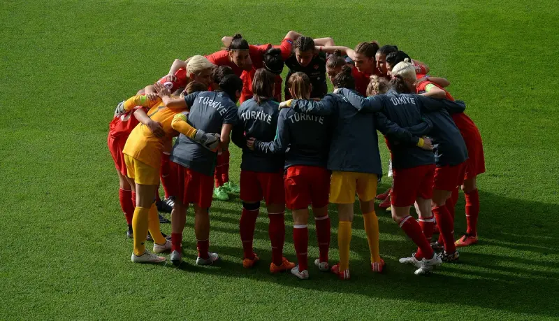 La selección turca hace piña antes de medirse a Alemania en la clasificación para la Eurocopa de 2017 (abril de 2016).