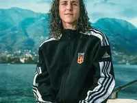 Vero Boquete posa con la chaqueta de entrenamiento del Como 1907, club al que capitaneó en su ascenso a la Serie A italiana.