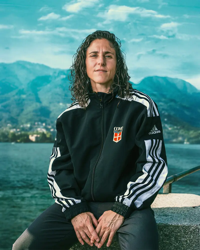 Vero Boquete posa con la chaqueta de entrenamiento del Como 1907, club al que capitaneó en su ascenso a la Serie A italiana.