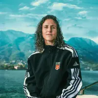 Vero Boquete posa con la chaqueta de entrenamiento del Como 1907, club al que capitaneó en su ascenso a la Serie A italiana.
