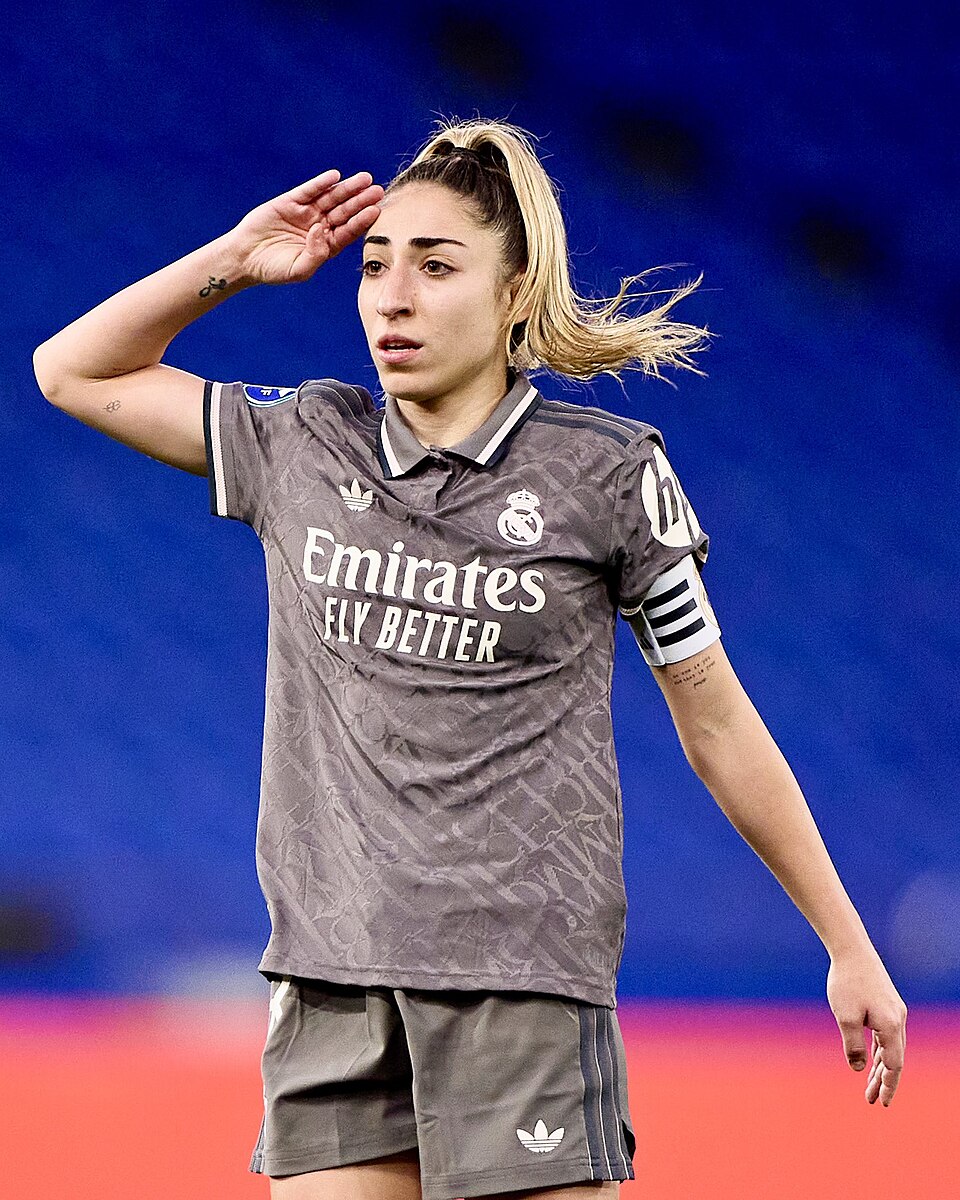 Olga Carmona saludando con el Real Madrid en la temporada 2024-2025.