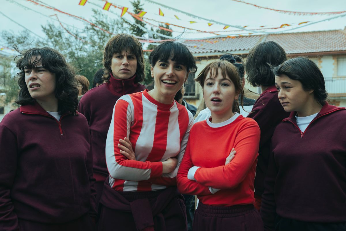 Las gradas llenas de vecinos animando al equipo contra viento y marea