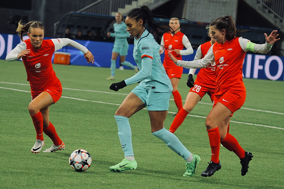 Salma Paralluelo frente a la defensa del SK Brann en la Champions League.